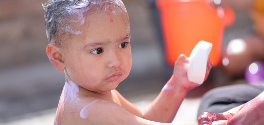 How to Bath a Baby Without a Bathtub 13 Useful Ways (2024)