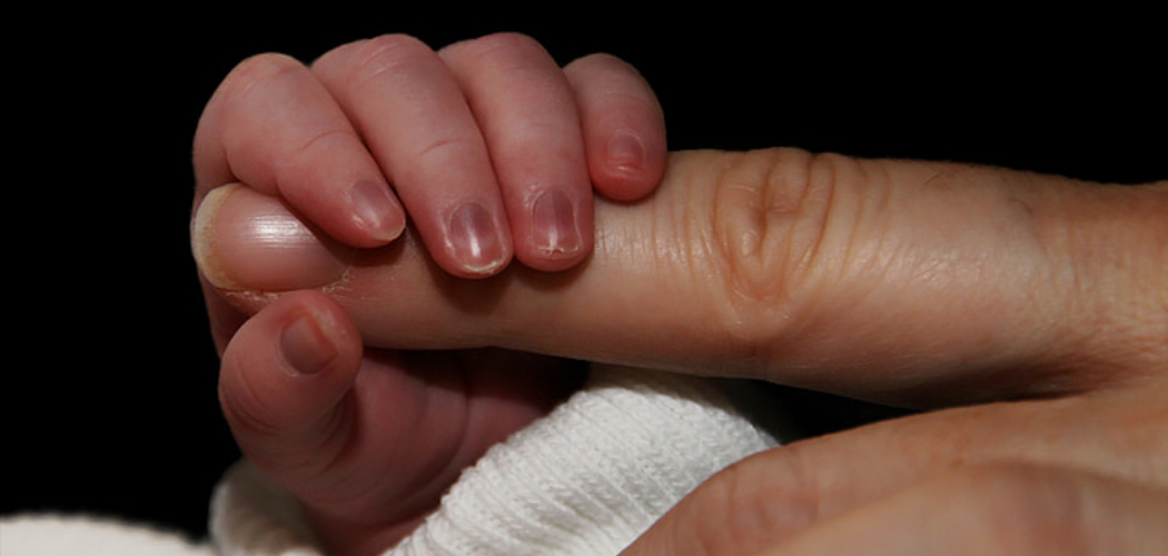 how-to-clean-newborn-nails-4-easy-process-2024