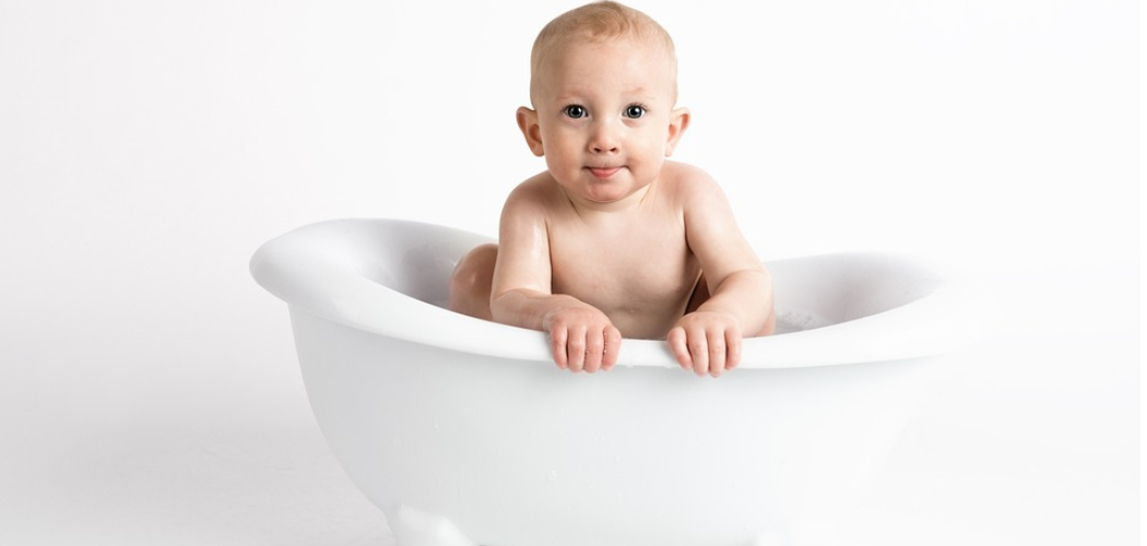 How to Do a Sponge Bath for a Newborn 6 Easy Steps (2024)